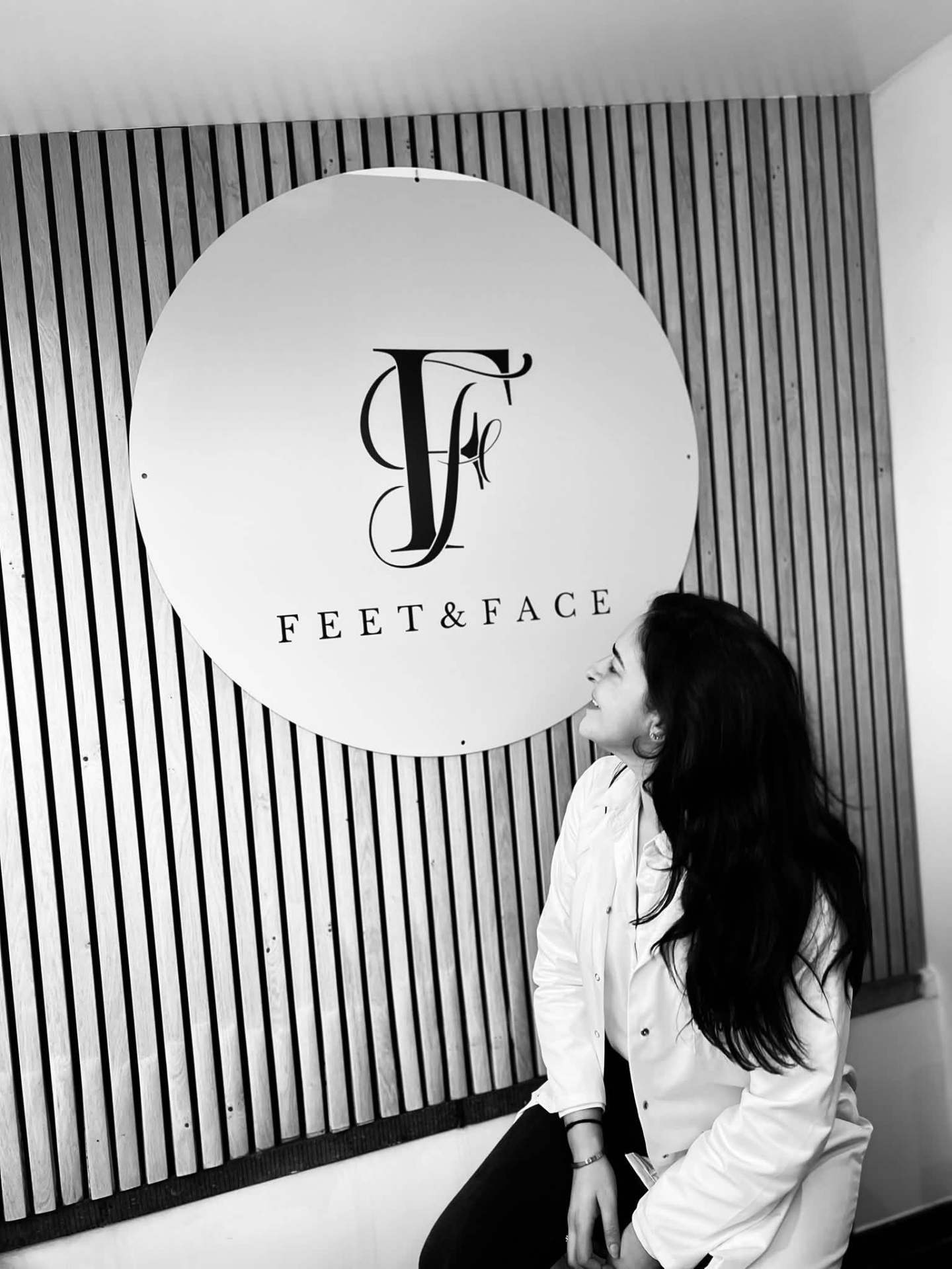 Leila bij het Feet & Face logo